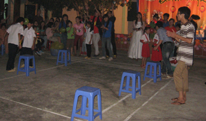 Trò chơi chuyển bóng do ĐV-TN Trung tâm BTXH tỉnh tổ chức cho các em thiếu nhi tại Trung tâm trong đêm hội trăng rằm.